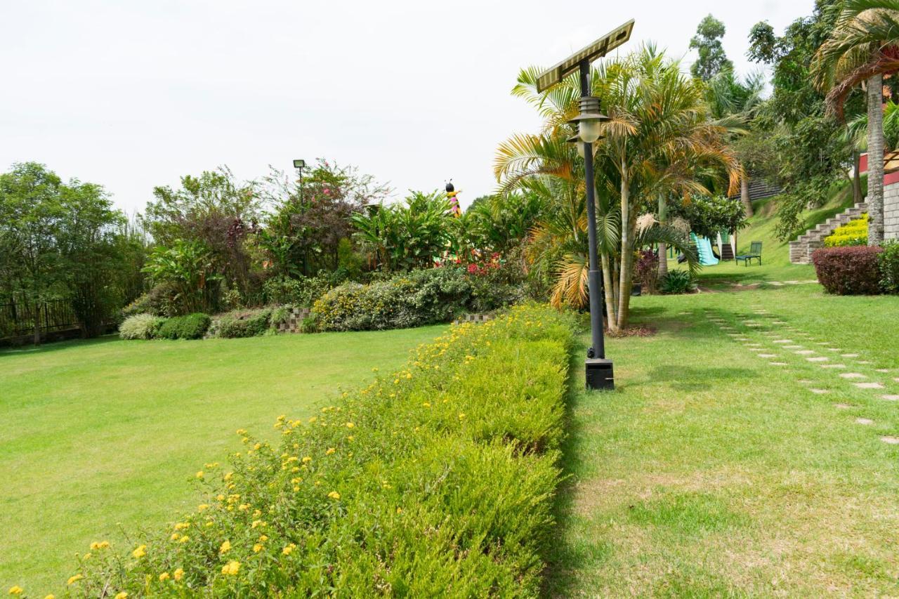 Fort Fun City Hotel Fort Portal Exterior foto